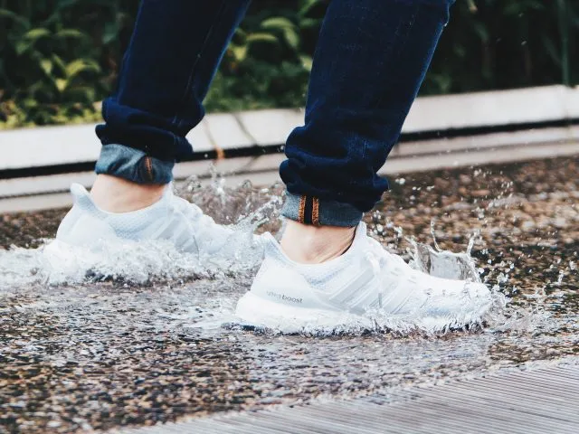 Sneakersy męskie – z czym je modnie komponować?